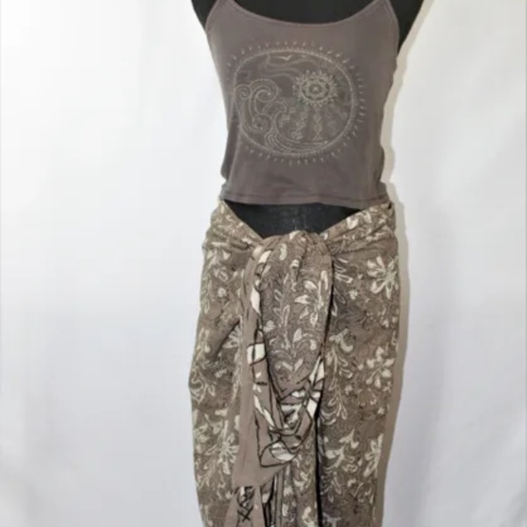 Versatile Floral India Print Fabric, Khaki, Black and White, 45 X 71 Inches. - Picture 3 of 5